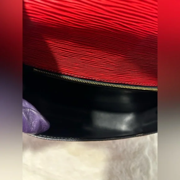 Louis Vuitton St Cloud in Red Epi MM size. Great condition vintage piece.